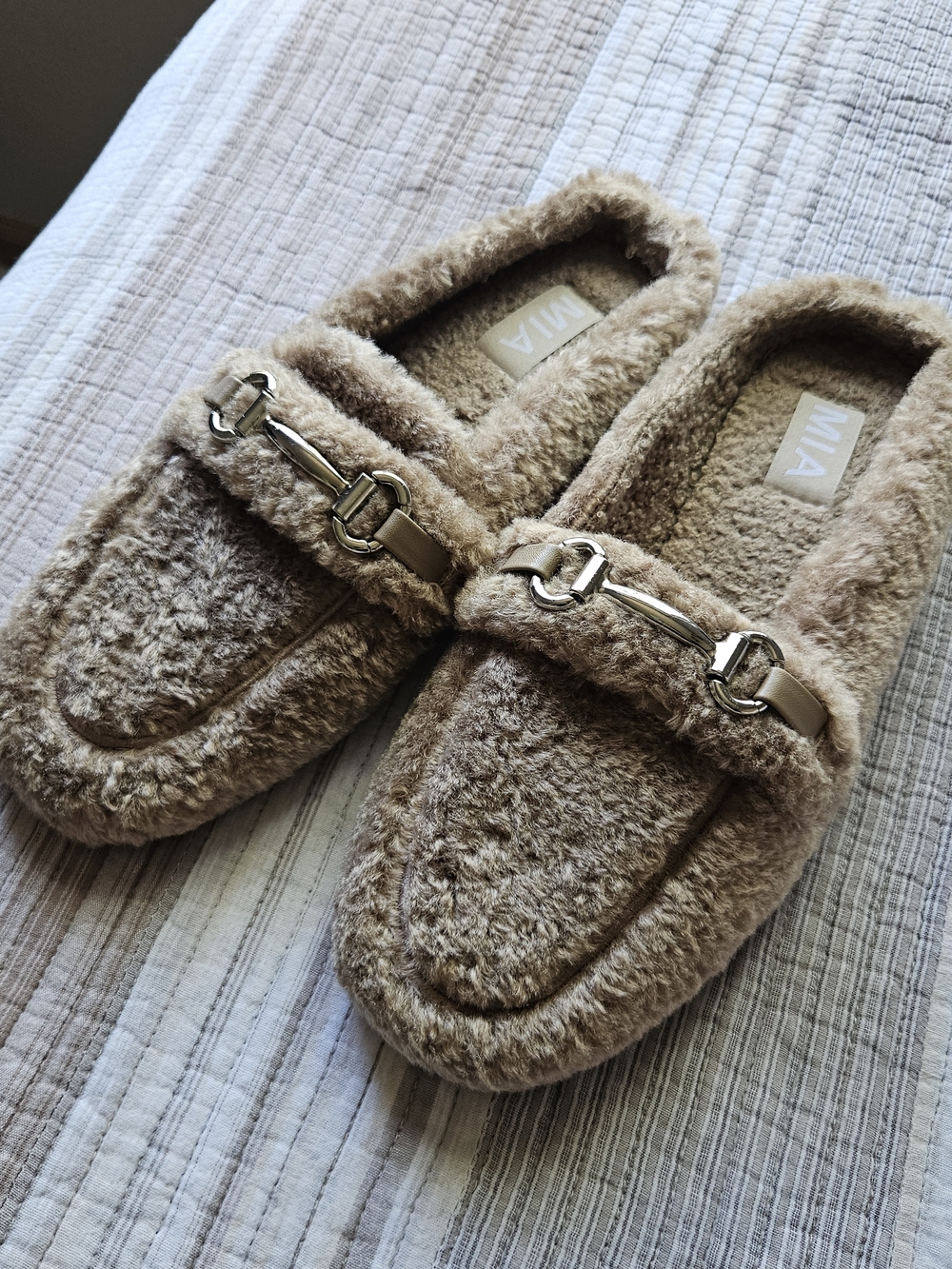 MIA Cocoa Faux Fur Shearling Womens 8 Silver/Gray Hardware Fuzzy Slippers